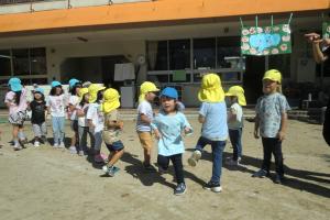 ほかの学年のダンスも一緒に踊る子どもたち