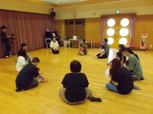 輪になって話しています