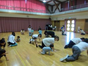 ハイハイしています