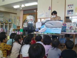 大型絵本のお話を聞いています
