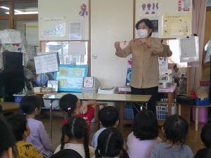 柿の手遊びの様子