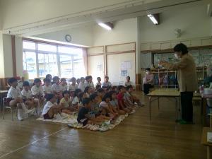 みんな楽しんでお話を聞いています
