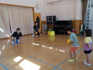 ボールキャッチをしている5歳児