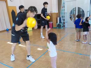バレーボール体験をしている子ども