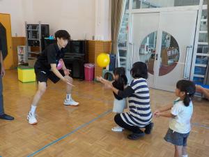 ボールキャッチをしている3歳児