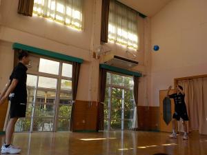 バレーボール選手がするのを見ている子ども