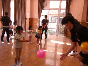 アンダーの仕方を教えてもらっている女の子