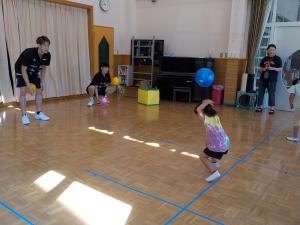 バレーボールをしている幼児