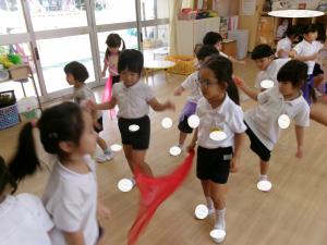 スカーフをもって踊る