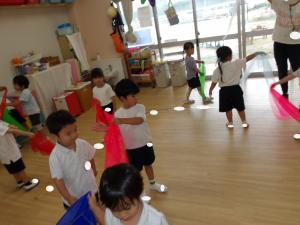 スカーフを揺らす