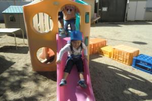 滑り台をする子ども