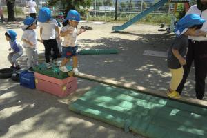 先生にサポートしてもらいながら遊ぶ子ども