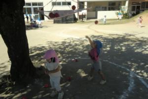 玉入れ遊びをする子ども