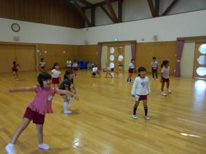 5歳児がリトミックでピアノに合わせて体を揺らしています
