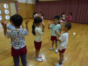 5歳児が友達と手合わせをしています