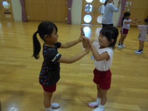 5歳児が友達と手合わせをしている様子
