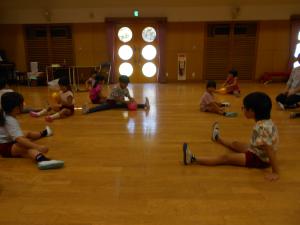 5歳児3人でも上手にボールを転がしていました