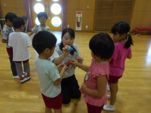 5歳児がお手玉を使って音の高低を感じています