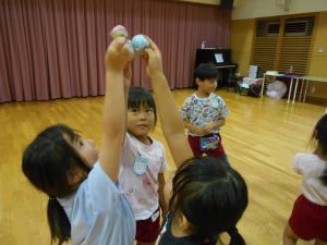 5歳児お手玉を高く上げて音がだんだん上がっていくのを感じています