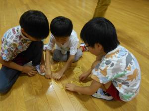 5歳児が友達と考えを出し合って星形のかぼちゃをつくっています