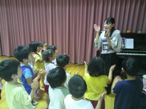 リトミックの先生と手を叩いています