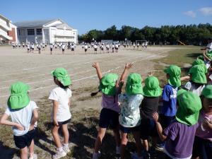 玉入れを見る様子