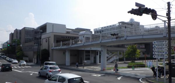 学園前駅南歩道橋を東側から見た写真