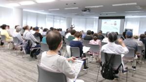 お口の体操の様子