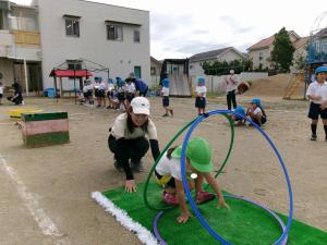 フープのトンネルをくぐろう