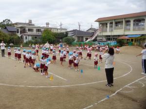 4歳児が体操をしています