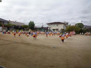 4歳児がリズムをしています