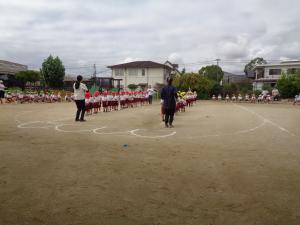 3歳児が入場行進をしています