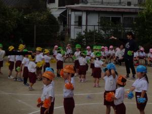 3歳児がリズムをしています。