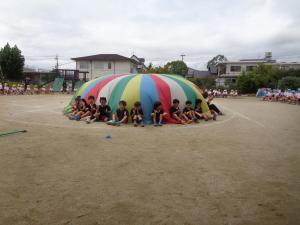 5歳児がパラバルーンをしています。