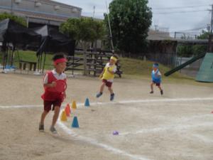 5歳児がリレーをしています。