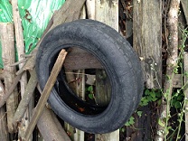 駐車場等に放置された古タイヤの画像