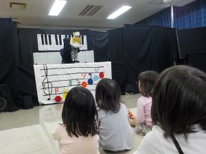 人形劇を見る子供たち