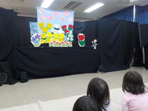 季節の歌を歌っている子供