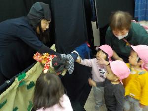 人形を触らせてもらう乳児組