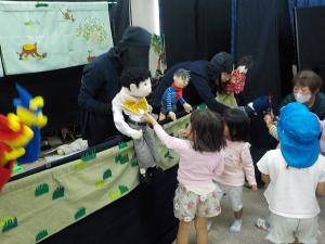 人形劇の人形に興味をもつ子供