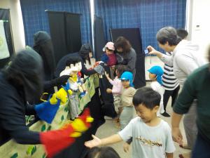 人形と握手する子供