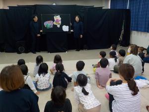 はなさかじいさんの話を見ている