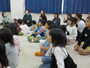 人形劇をみんなで見ている姿