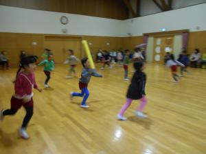 5歳児友達と鬼ごっこをしています