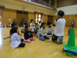 5歳児　体操の先生の話を聞いています