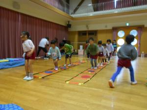 5歳児2ことばしでジャンプしています