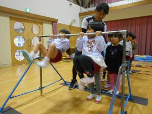 5歳児鉄棒を頑張っています