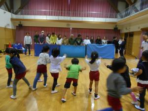 5歳児おうちの人の壁を力いっぱい押しました