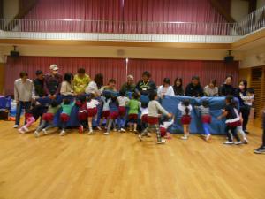 5歳児がおうちの人の壁を力いっぱい押しました