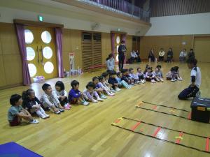 わんぱくキッズの先生の話を聞いています
